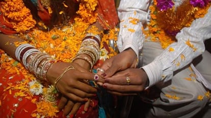 Madhya pradesh couple got married, just surved the tea for guests 