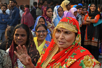 demonetization: its Salary day! length of lines may be increase in ATM and Banks 