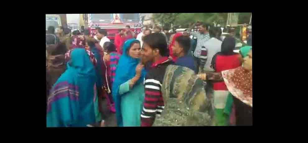 people protested on road after bank denied to give cash after demonetization in ghaziabad