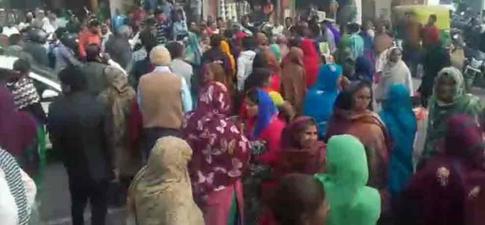 people protested on road after bank denied to give cash after demonetization in ghaziabad