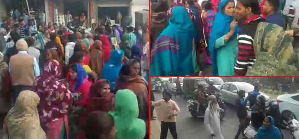 people protested on road after bank denied to give cash after demonetization in ghaziabad
