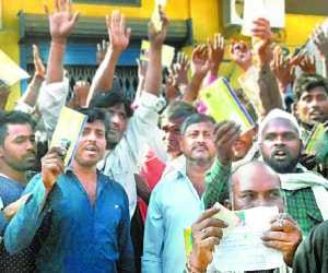Lack of cash at banks fierce, people blocked the road