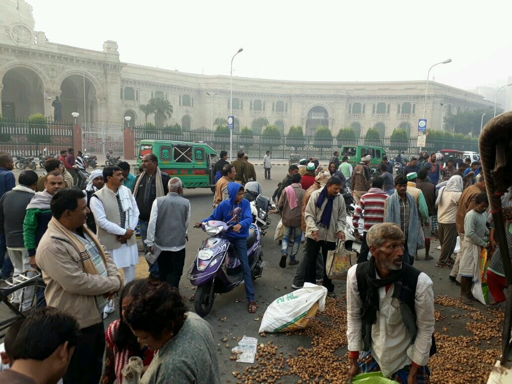 farmers distributed free potato to protest against currency ban