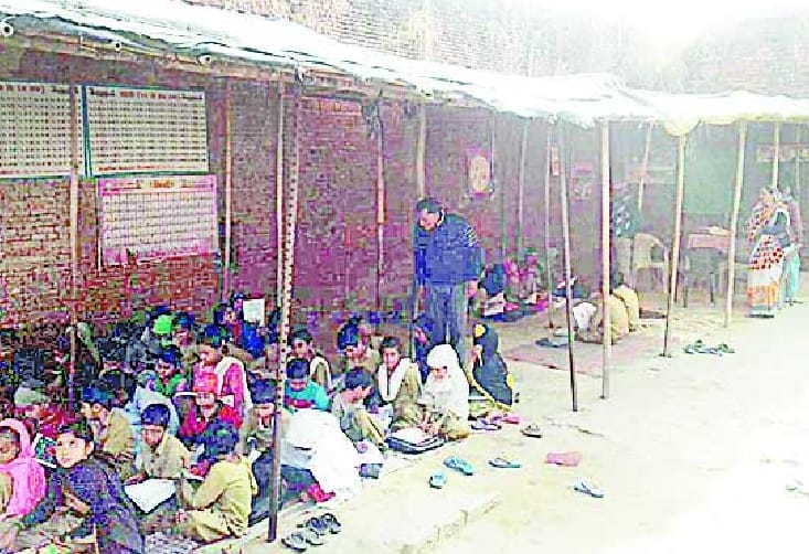 Classes in tarpaulin, bamboo school Jopdon