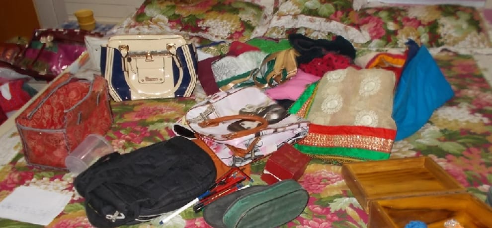 Thousands carried off by thieves in broad daylight from the house,