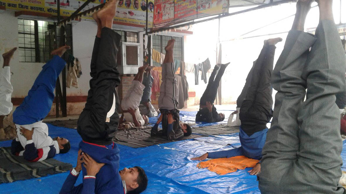 kaidiyon ne liya yog ka prashikshan