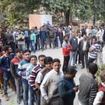 बैंकों के बाहर लगी लंबी लाइनें