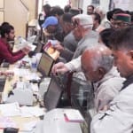 Demonetisation: pensioners, employees faces problem for salary payment in banks on 1st December