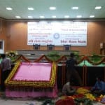 एमएमयूटी में स्थापना दिवस के लिए सजा मंच।