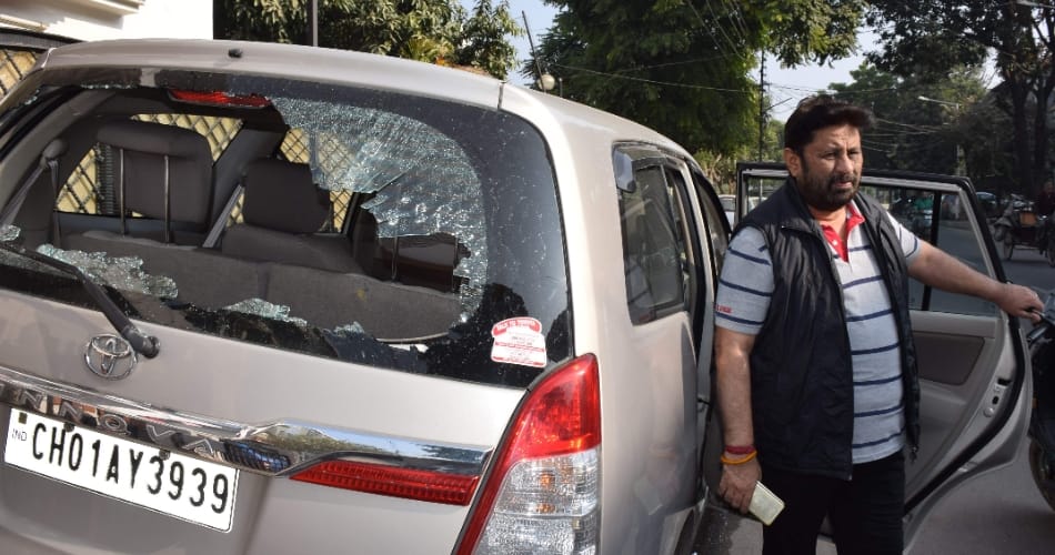 8 people including Chhabra cars glass broked