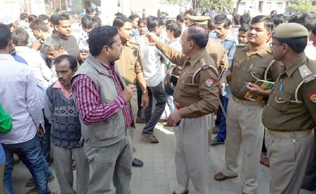 The demonstration outside the police station with the body of elders