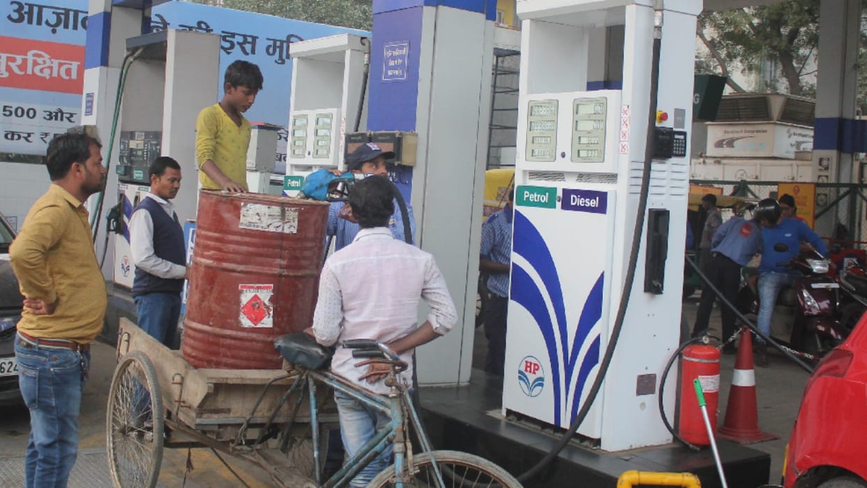 People purchase petrol in drum for using 500 old notes