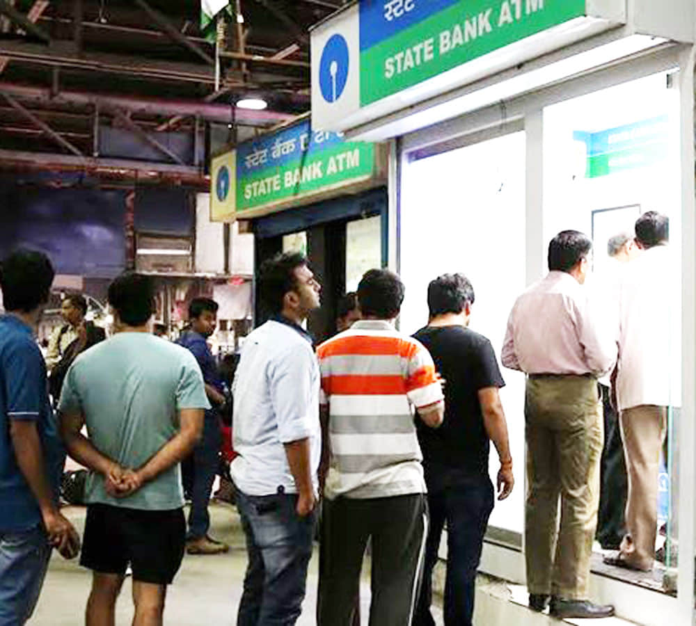 anil kapoor spot queue of atm line