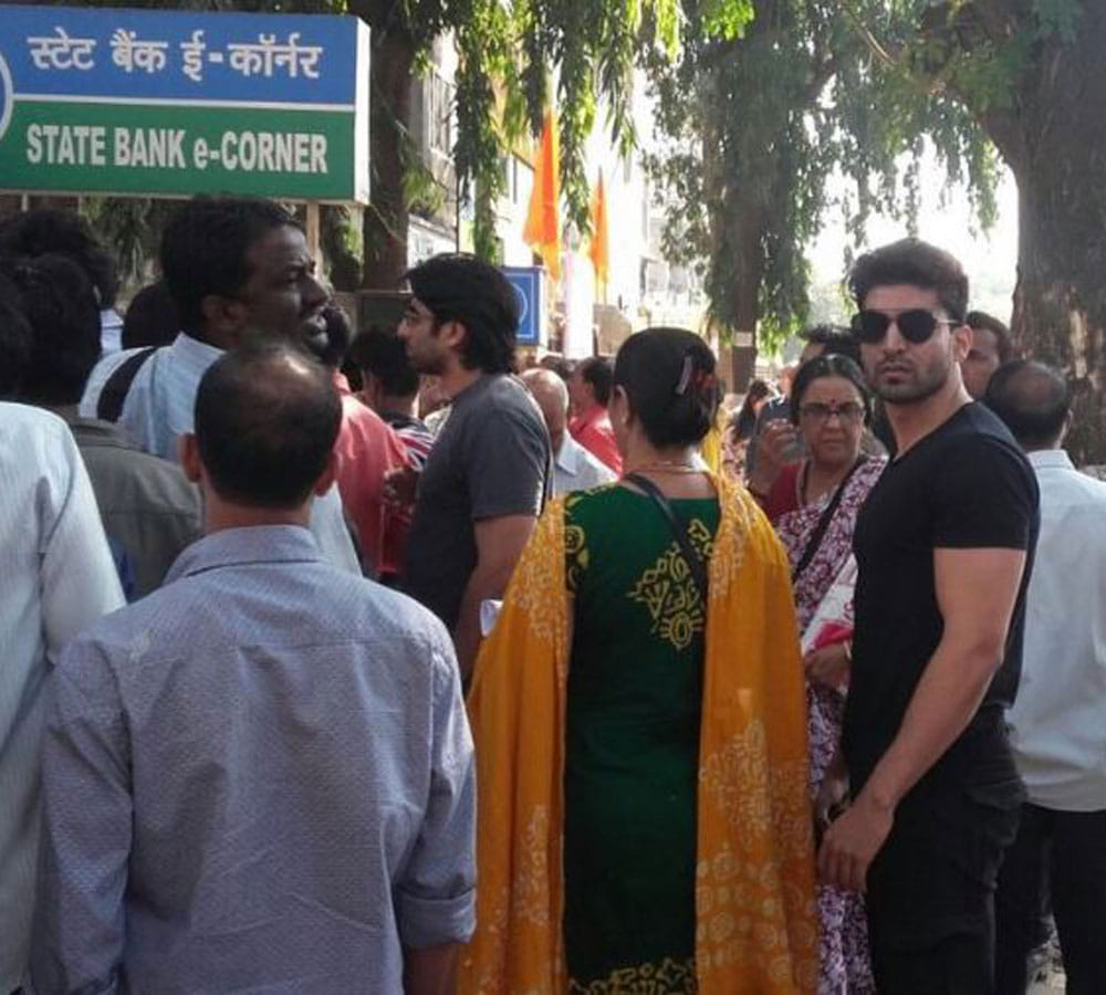 anil kapoor spot queue of atm line