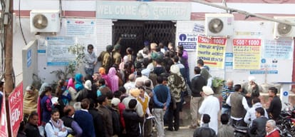 Crowd on the first day of the month in the bank, are hollow claims of government