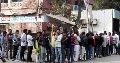 Note bandi 23rd day, gathering of people laying out the banks