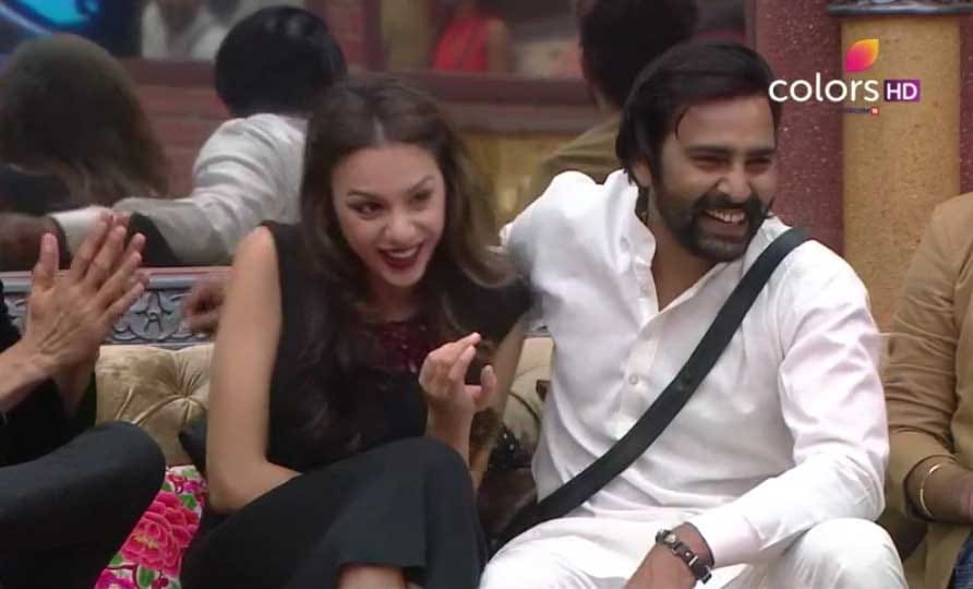 BIGG BOSS: Nitibha Kaul and Manveer caught in the same blanket