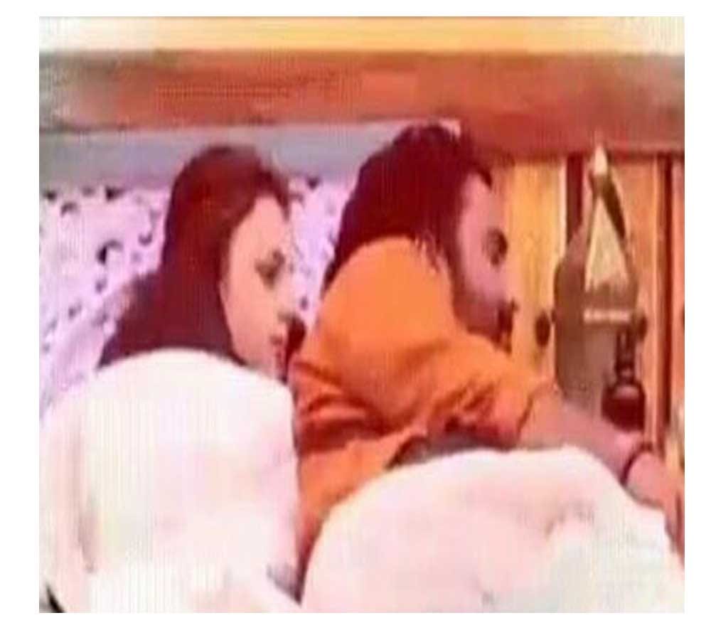 BIGG BOSS: Nitibha Kaul and Manveer caught in the same blanket