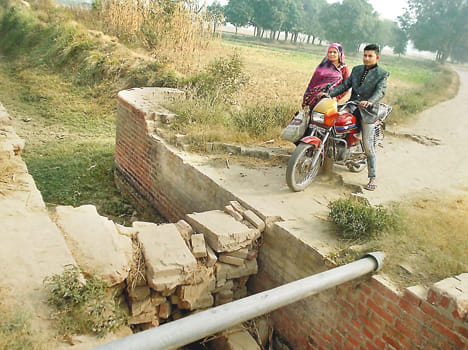 Risk vehicle through the broken bridge