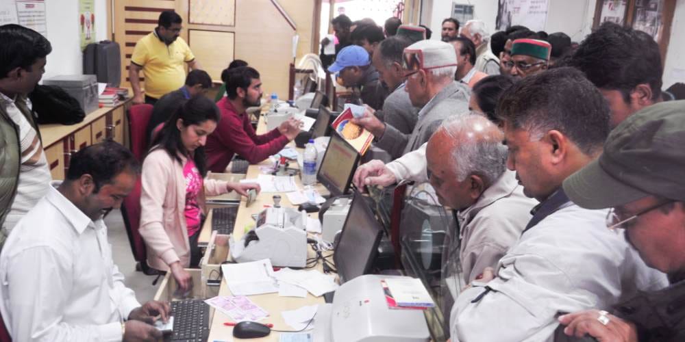 Demonetisation: pensioners, employees faces problem for salary payment in banks on 1st December