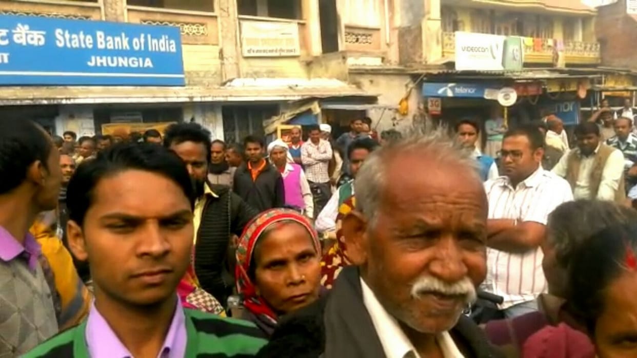 People jaam the road when they unable to get rupees from bank