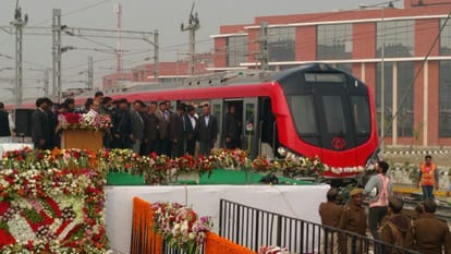 akhilesh yadav flags off to lucknow metro trial run