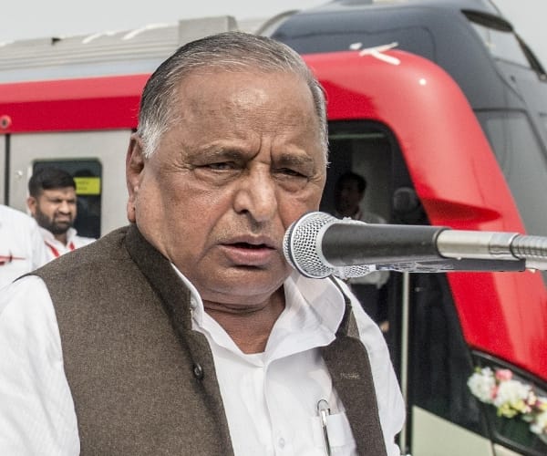 neta ji ka ashirwad lene ke liye lagi hod