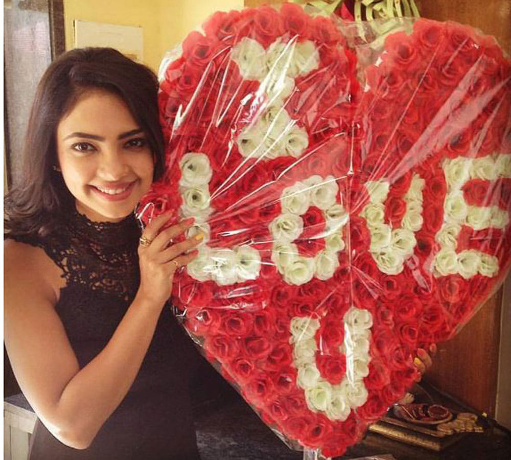 Tv actress pooja banerjee fiancée says no to her kissing onscreen