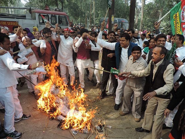 Burnt the effigy of Prime Minister put the jam on GT Road