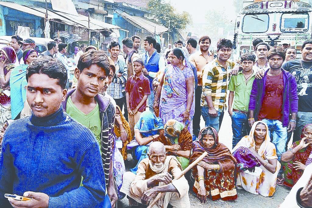Ruckus at bank, people jaam the road