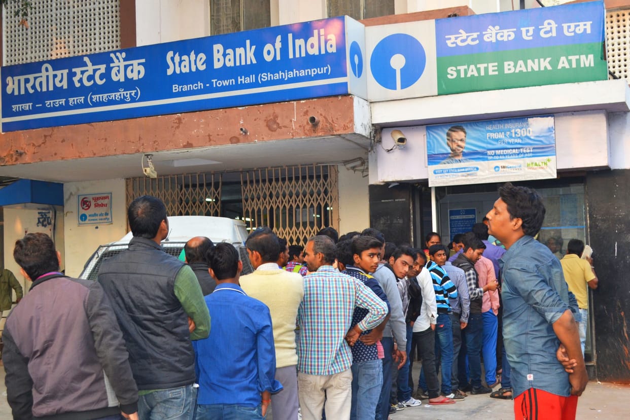 Cash shortage, consumers locked the bank