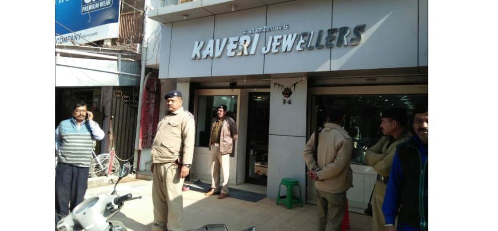 Income tax team raid kaveri jewelers showroom