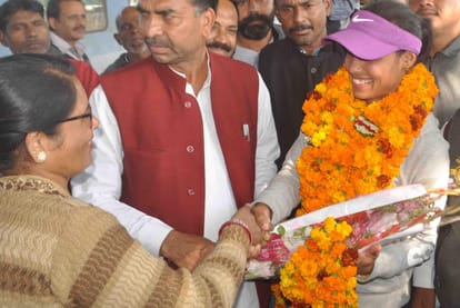 women hockey captain vandana kataria came home.