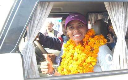 hockey player vandana walk out from cinema when national anthem not played.