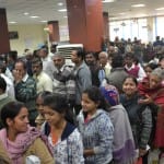 रुपये निकालने के लिए बैंक में लगीं कतारें