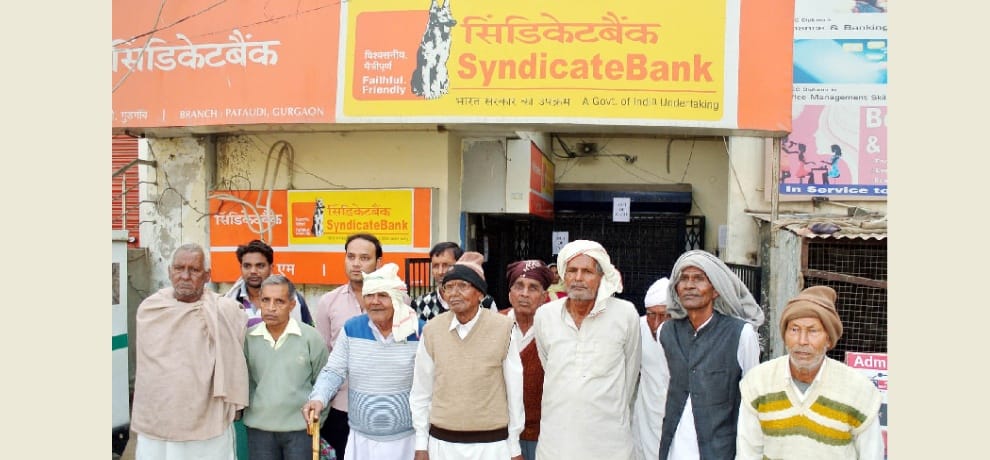 employee lock the bank when case end