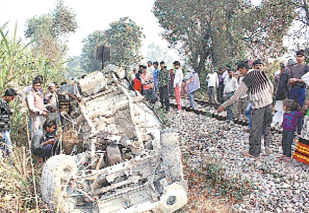 noman crossing par bolero train se takrayi, do ki maut