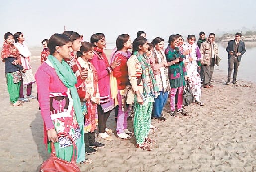 bacchon ko parwasi pakshi dikhaye