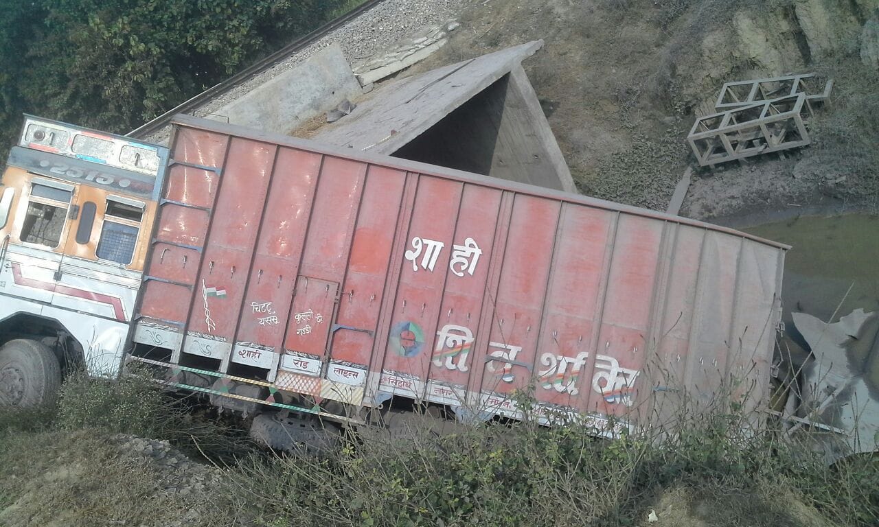 truck collapse with train in balrampur