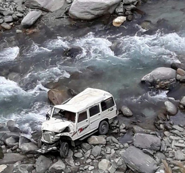two died in road accident in garhwal.