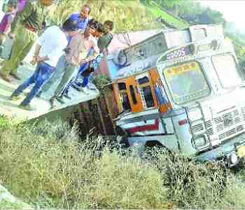 truck fell into the ditch to train collision 