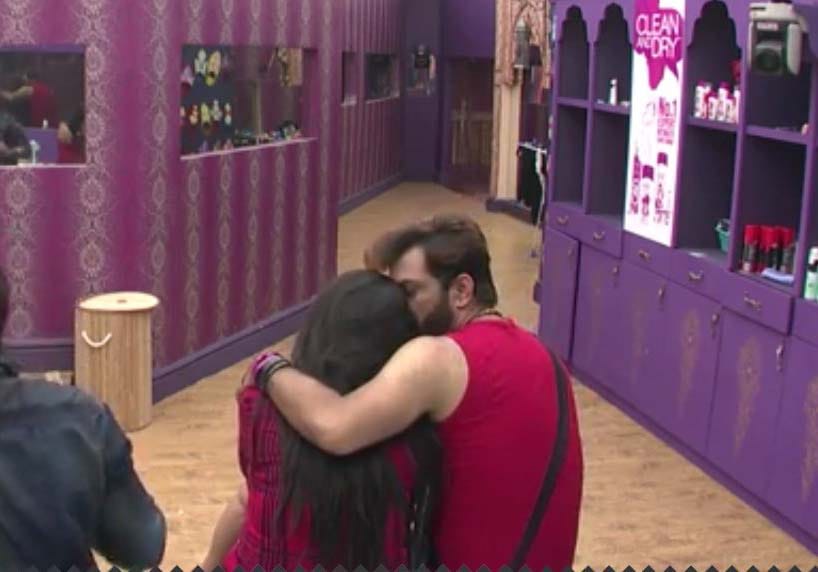 BIGG BOSS:Monalisa and Manu caught kissing