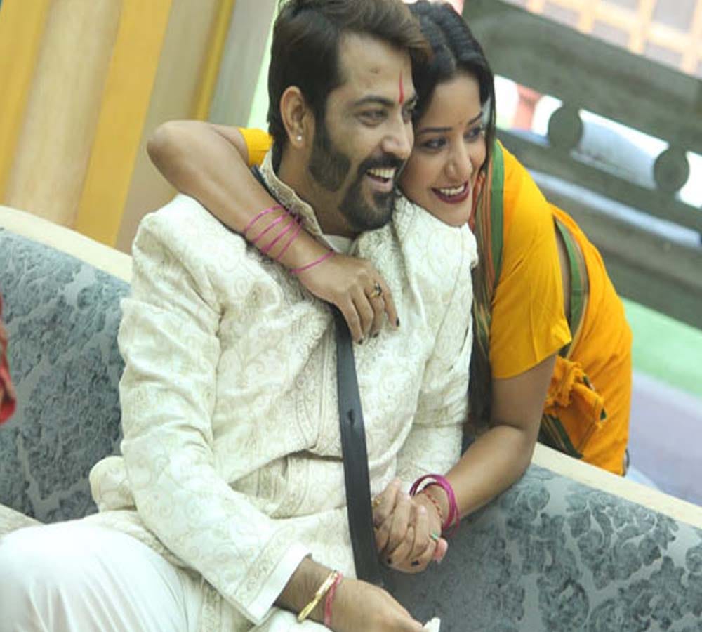 BIGG BOSS:Monalisa and Manu caught kissing