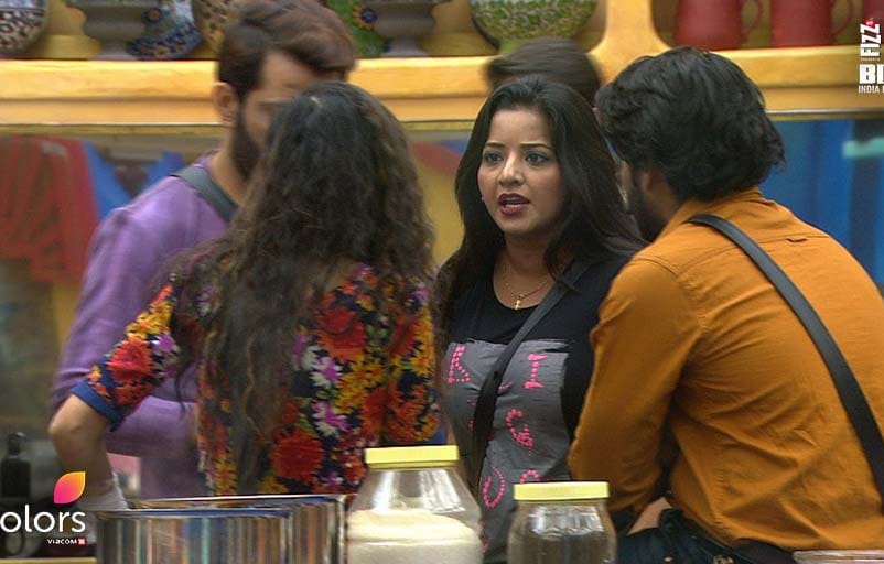BIGG BOSS:Monalisa and Manu caught kissing