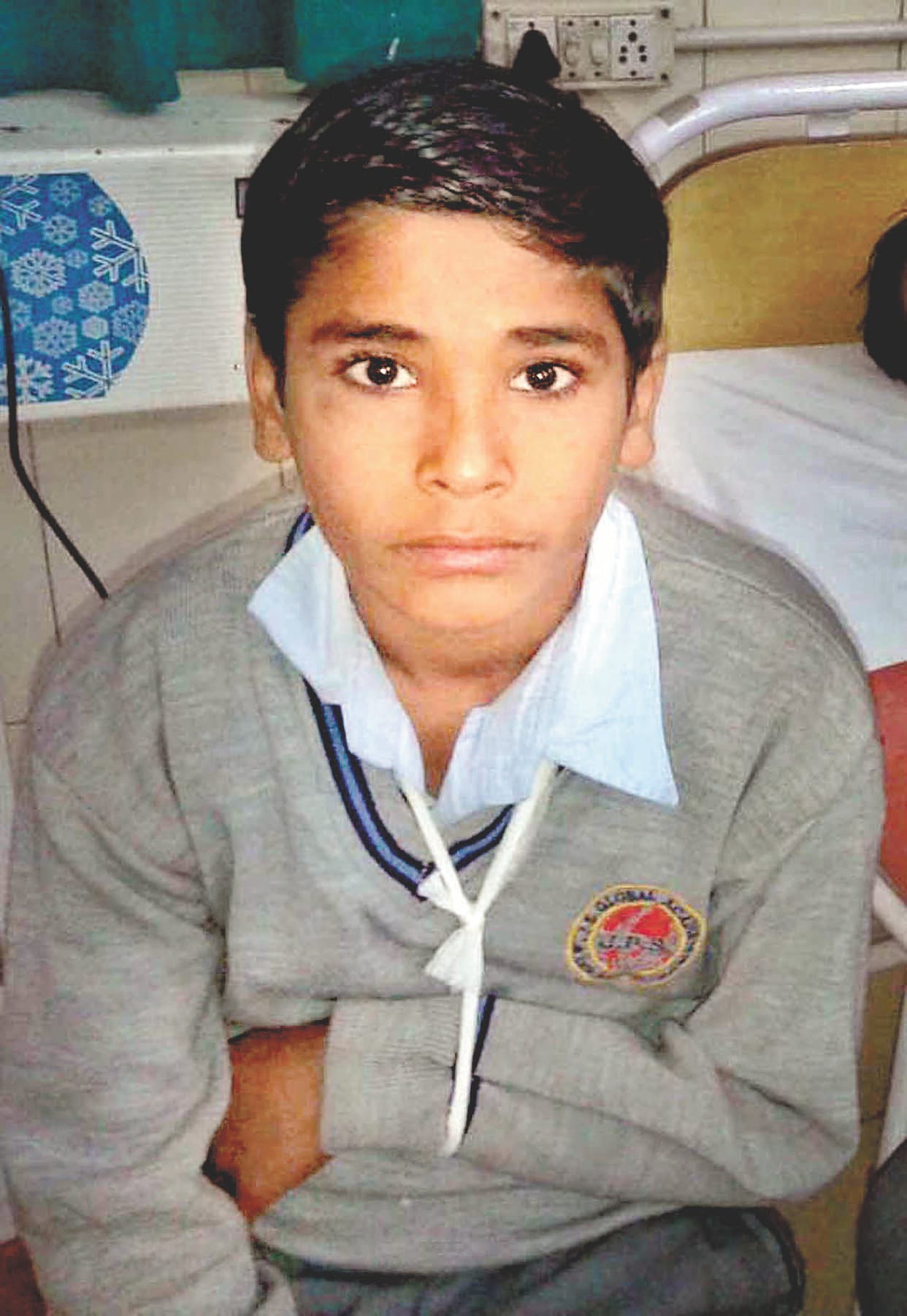 Roadways bus hit  school, ten children injured