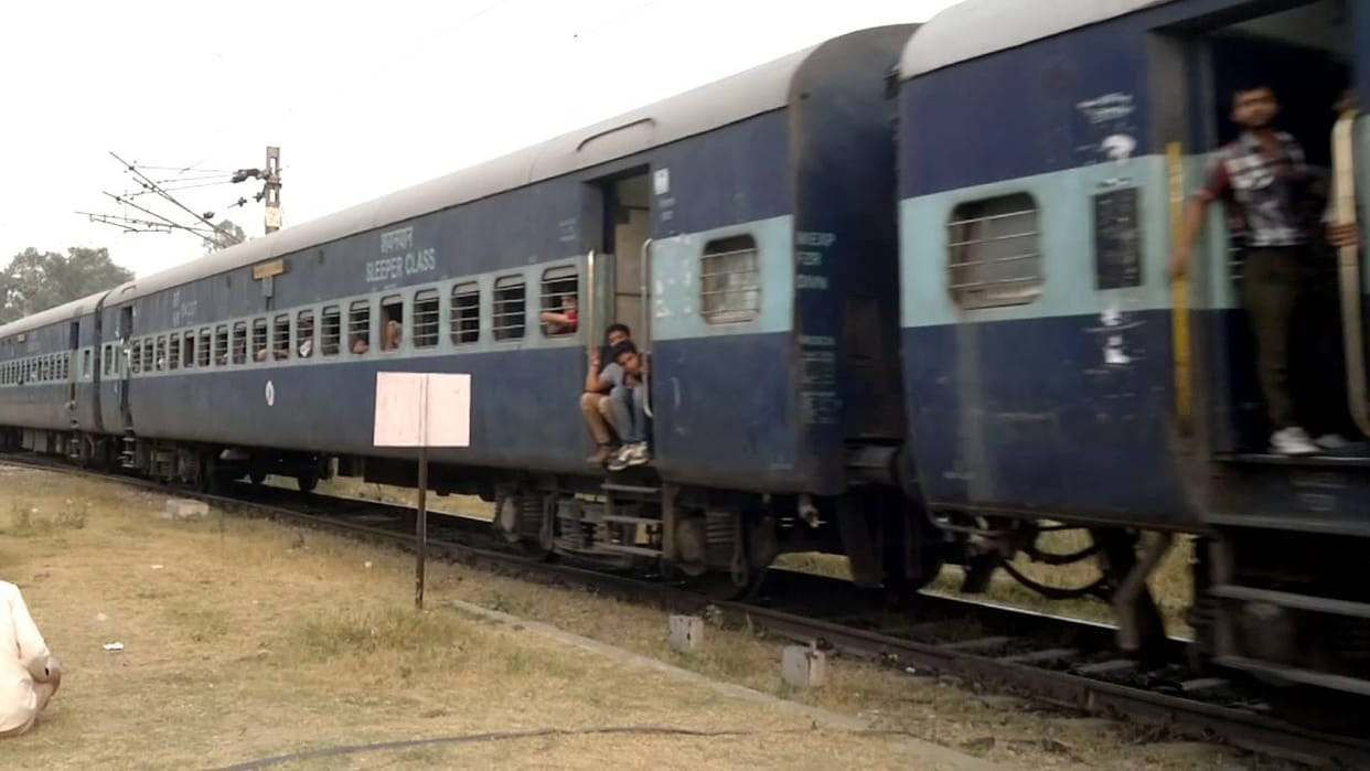 hemkund express train saved to derail on pathankot jammutavi rail track due to railway eamployee