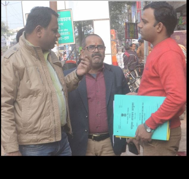 aayakar vibhaag kee teem ne daala baink par dera
