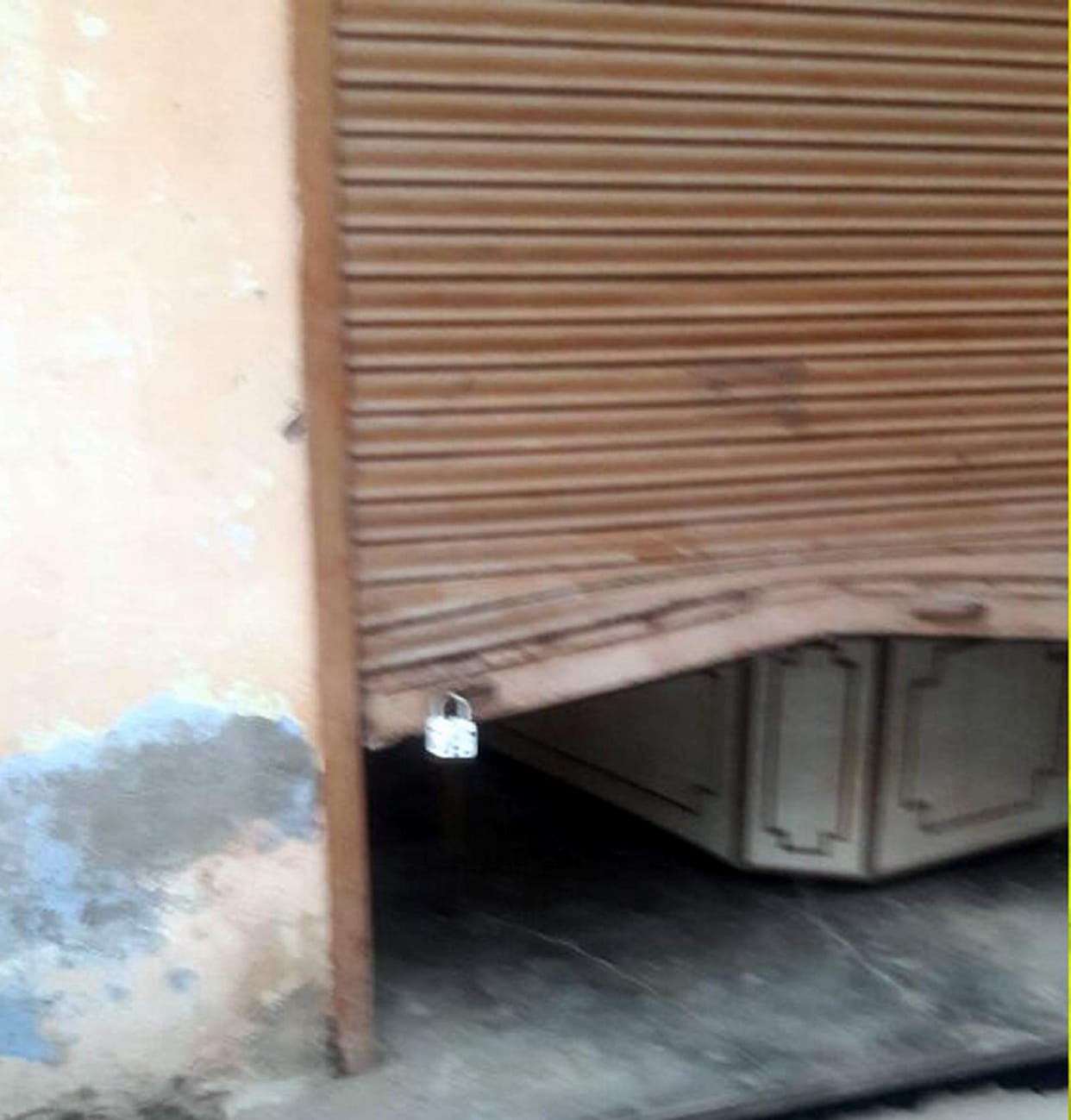 thieves lifted shutter of two jewelary shop, stolen jewlary