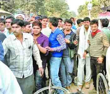 customers beaten by Bank guards, blocked the road