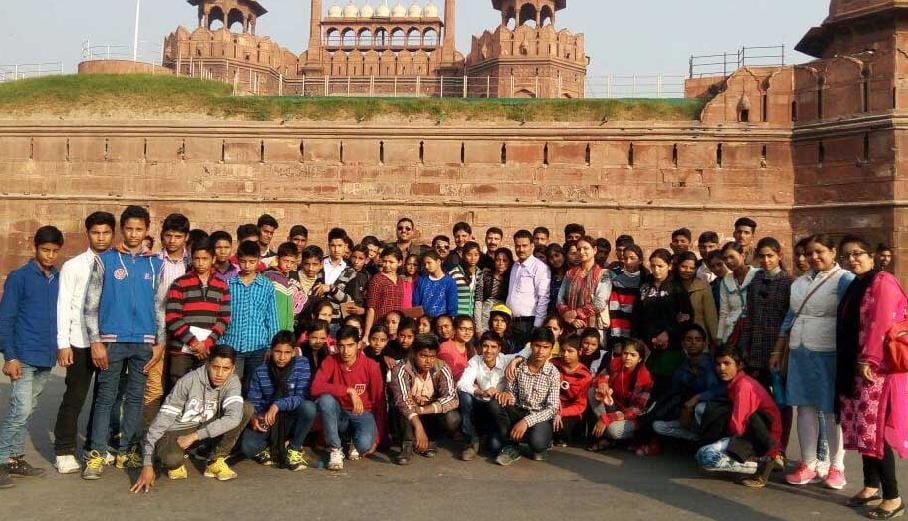 Students saw the Red Fort in Delhi